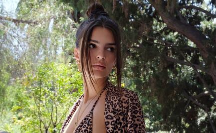 Emily Ratajkowski modela su línea de mini bikinis en Instagram