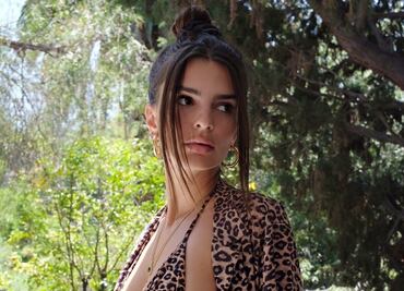 Emily Ratajkowski modela su línea de mini bikinis en Instagram