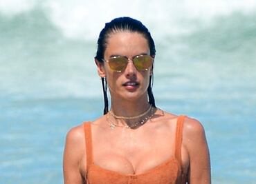 Alessandra Ambrosio cautiva con bikini de terciopelo en la playa