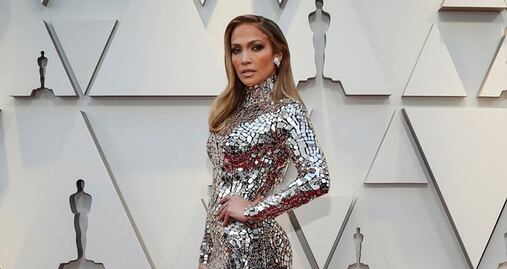 Jennifer Lopez presume blusa traslúcida en West Hollywood 