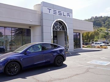 Tesla llamará a revisión 817,143 vehículos por problema de software