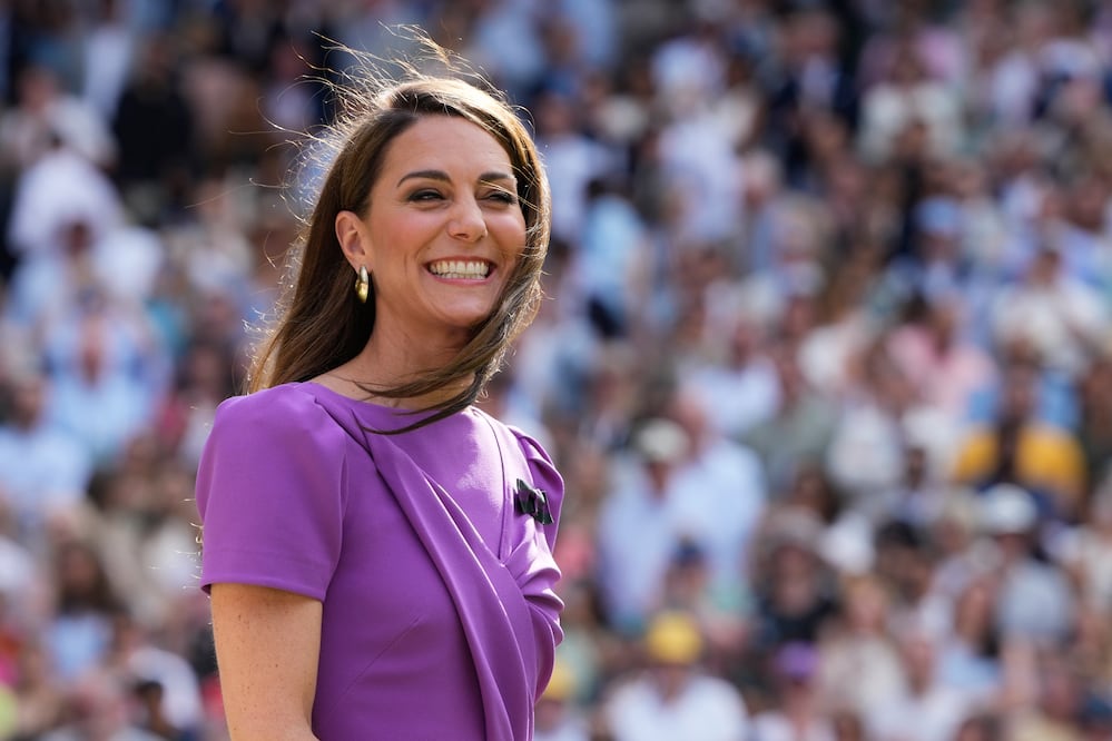 Kate Middleton reaparece con look rubio y desata rumores de peluca tras el cáncer. Foto: AP