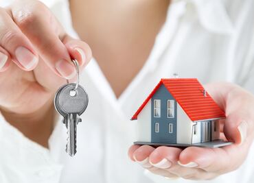 "Preparándola para el éxito": madre obliga a su hija de 18 años a pagarle renta y desata debate