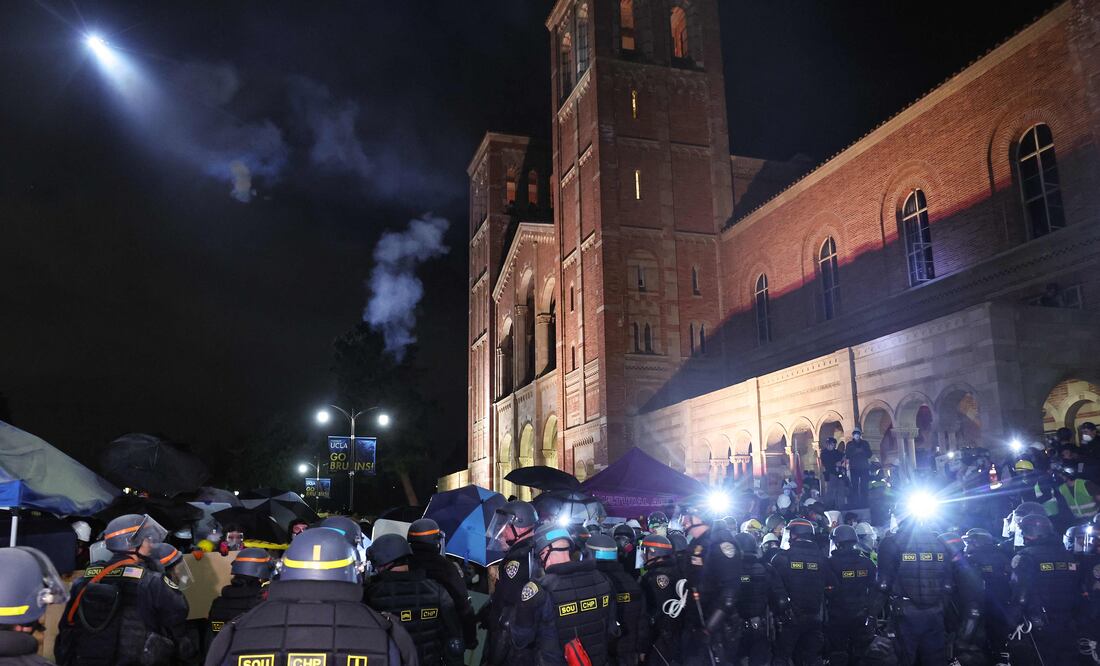 LOS ANGELES, CALIFORNIA - MAY 02: California Highway Patrol (CHP) officers clear a pro-Palestinian encampment as a police helicopter flies after dispersal orders were given at the University of California, Los Angeles (UCLA) campus, on May 2, 2024 in Los Angeles, California. The camp was declared �unlawful� by Desalojos y arrestos masivos en universidades de EU por protestas propalestinas (Photo by MARIO TAMA / GETTY IMAGES NORTH AMERICA / Getty Images via AFP)