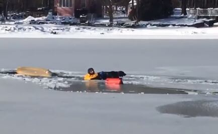 Hombre cae en lago congelado al tratar de salvar a su perro en EU