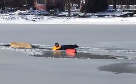 Hombre cae en lago congelado al tratar de salvar a su perro en EU