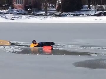 Hombre cae en lago congelado al tratar de salvar a su perro en EU