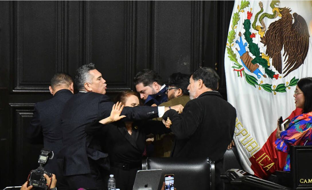 La pelea a golpes entre Alito Moreno y Noroña. Esto opina Claudia Sheinbaum. FOTO: MARIO JASSO/CUARTOSCURO.COM