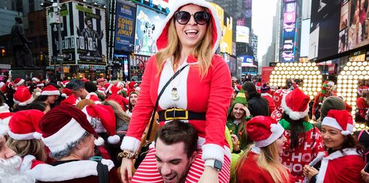 Disfrazados de Papá Noel abarrotan Nueva York en el Santacon
