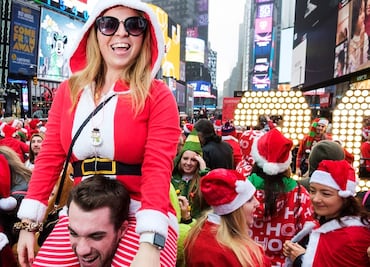 Disfrazados de Papá Noel abarrotan Nueva York en el Santacon