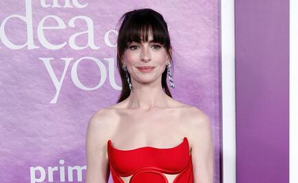 Anne Hathaway enciende redes con minivestido de cuero en el trend viral 2016