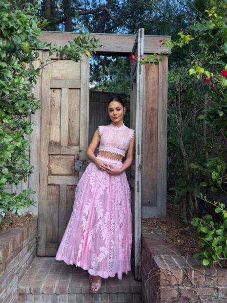 Vanessa Hudgens se luce con falda y crop top traslúcido en sesión