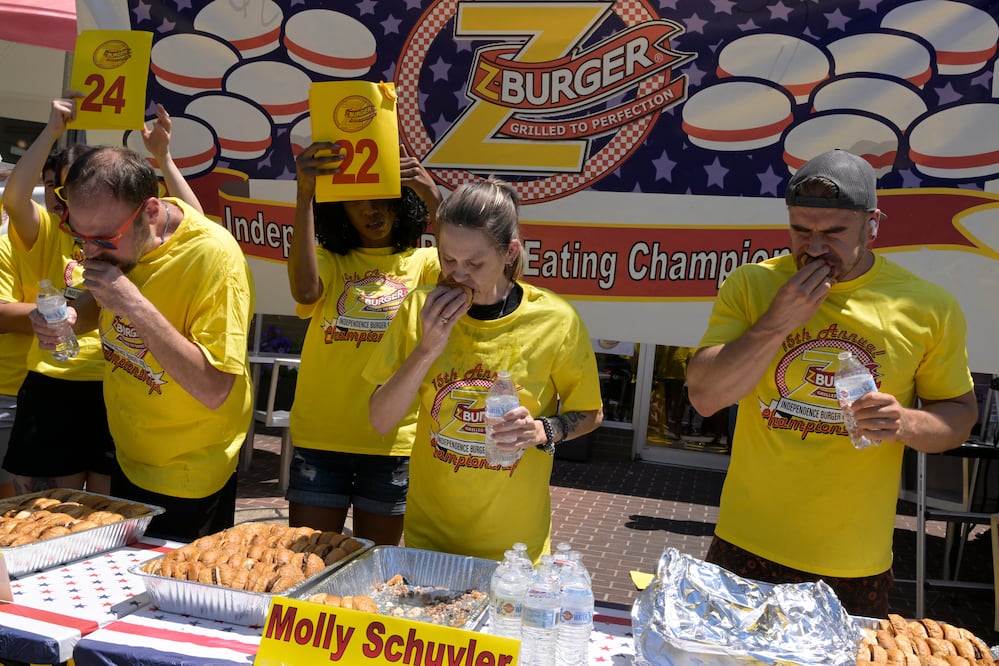 Día de la Independencia en EU. Empate por comer 34 hamburguesas en 10 minutos. EFE/ Lenin Nolly