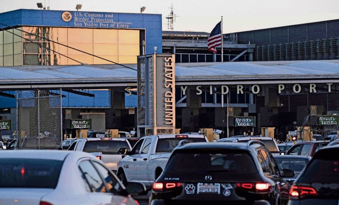 Apagón informático provoca retraso en cruces fronterizos hacia EU Foto: AFP