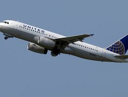 Arrestan a mujer en Las Vegas por negarse a usar cubrebocas durante vuelo