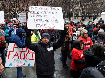 Nueva York despedirá a unos tres mil empleados por no vacunarse