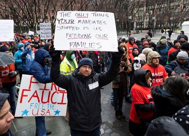 Nueva York despedirá a unos tres mil empleados por no vacunarse