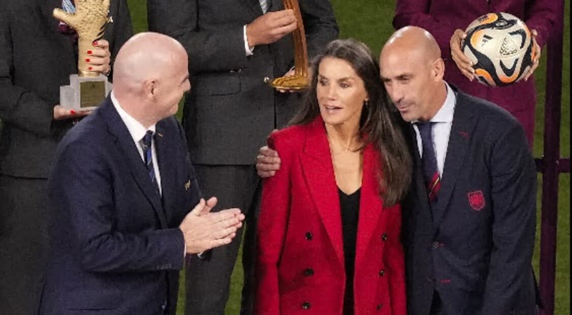 Rubiales se abrazó con varias otras jugadoras y estiró el brazo alrededor de la reina Letizia de España