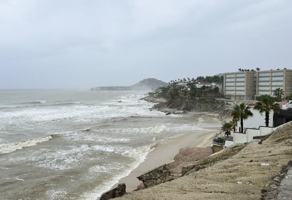 Los Cabos en alerta roja por tormenta Ileana: cancelan vuelos y preparan refugios temporales. Foto AP