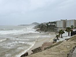 Los Cabos en alerta roja por tormenta Ileana: cancelan vuelos y preparan refugios temporales
