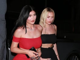Amiga de Kylie Jenner impacta con 'bikini body' en el jardín