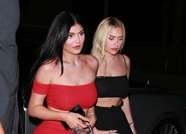 Amiga de Kylie Jenner impacta con 'bikini body' en el jardín