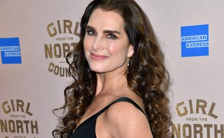 Brooke Shields presume bikini neón de impacto a los 54 años