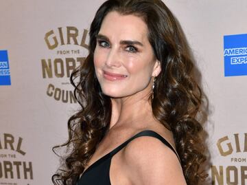 Brooke Shields presume bikini neón de impacto a los 54 años