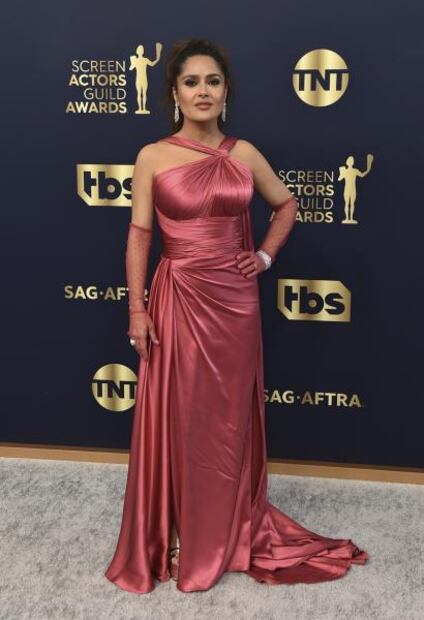 El lujoso vestido de Gucci con el que Salma Hayek conquistó los SAG 2022