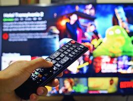 Empresa paga mil 300 dólares por ver 13 películas de terror