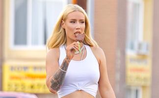Iggy Azalea presume ‘cintura irreal’ con top en Los Ángeles 