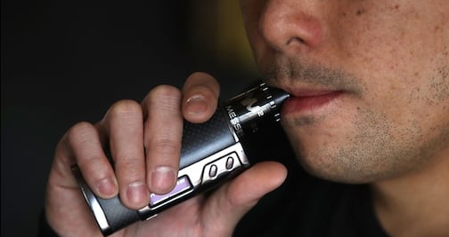 Nueva York prohíbe los saborizantes de los cigarrillos electrónicos