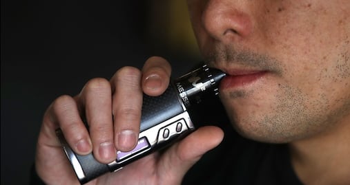 Nueva York prohíbe los saborizantes de los cigarrillos electrónicos