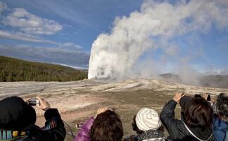 Multan a hombre por intentar cocinar pollo en géiser de Yellowstone