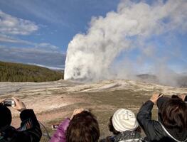 Multan a hombre por intentar cocinar pollo en géiser de Yellowstone