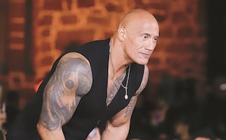 Dwayne Johnson regresa a tienda donde robaba chocolates de niño para pagar por ellos