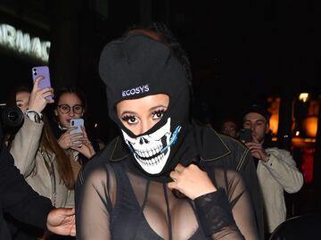 Cardi B sorprende con catsuit extravagante y traslúcido en París
