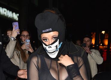 Cardi B sorprende con catsuit extravagante y traslúcido en París