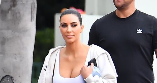 Kim Kardashian lleva la tendencia braless a Anaheim