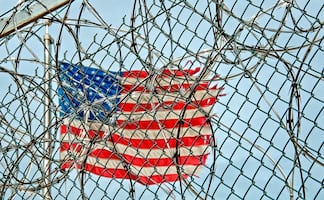 Arrestan a maestra por tener sexo con alumno; está embarazada