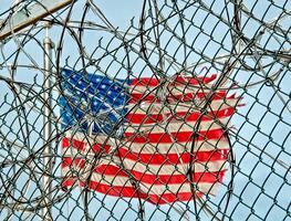 Arrestan a maestra por tener sexo con alumno; está embarazada