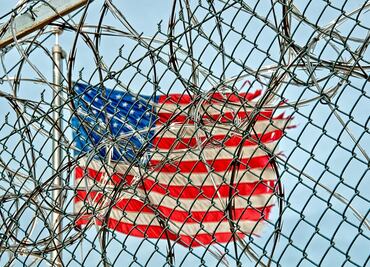 Arrestan a maestra por tener sexo con alumno; está embarazada