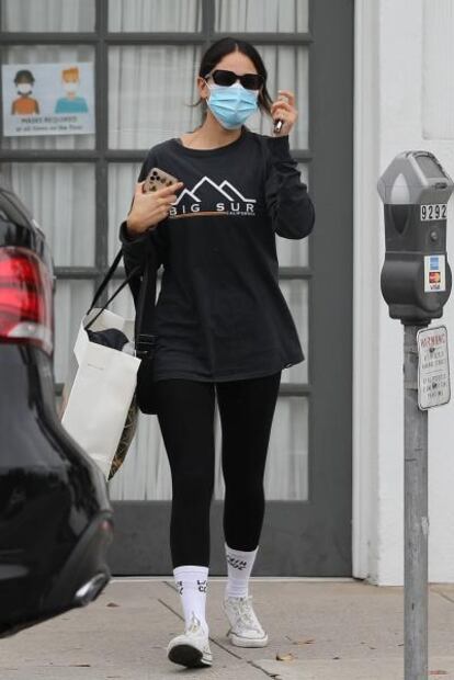 Eiza González impacta con belleza al natural y leggings por Beverly Hills