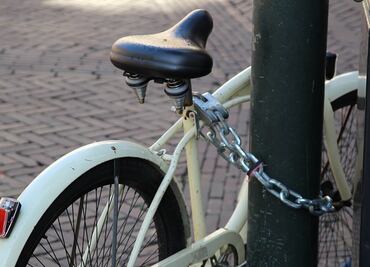 Hombre agrede a adolescente afroamericano con candado de bicicleta