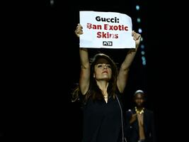 Activista de PETA irrumpe en el desfile de Gucci en Milán; "No más pieles exóticas". VIDEO