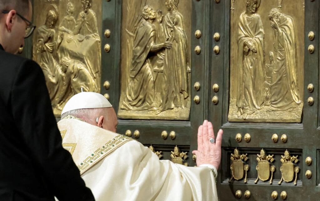 El Papa Francisco abre la Puerta Santa e inaugura el Jubileo 2025 ...
