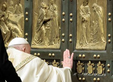 El Papa Francisco abre la Puerta Santa e inaugura el Jubileo 2025. VIDEO