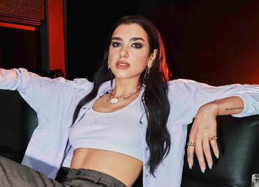 Dua Lipa y el top deportivo braless con el que impactó en sesión