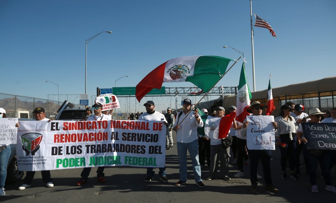 Manifestantes cierran Puente fronterizo México-EU en protesta contra reforma judicial. Foto: EFE