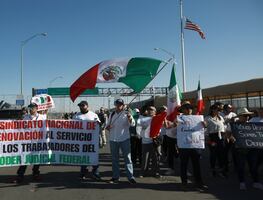 Manifestantes cierran Puente fronterizo México-EU en protesta contra reforma judicial